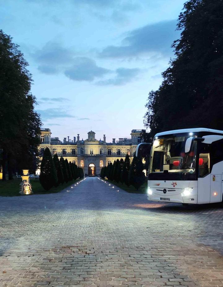 Monospace, minibus ou autocar, faites votre choix pour vos déplacements en groupe.