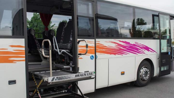 Nos véhicules sont équipés de rampe motorisée pour permettre aux personnes à mobilité réduite de voyager confortablement.